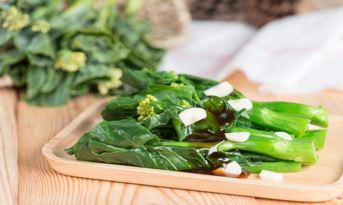 ผักคะน้า ประโยชน์และข้อควรระวังการบริโภค