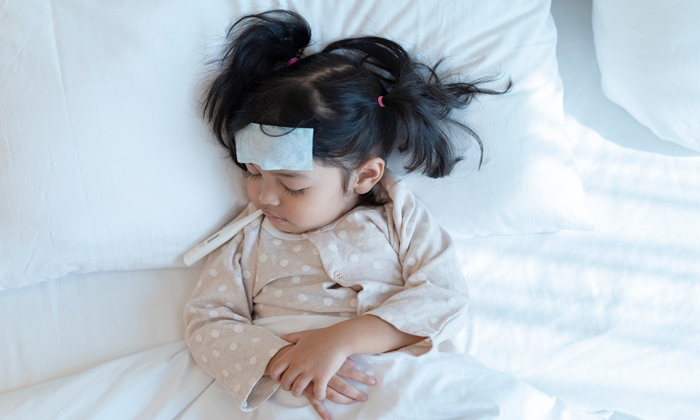 ลูกฉีดวัคซีนแล้วเป็นไข้ ควรดูแลอย่างไร