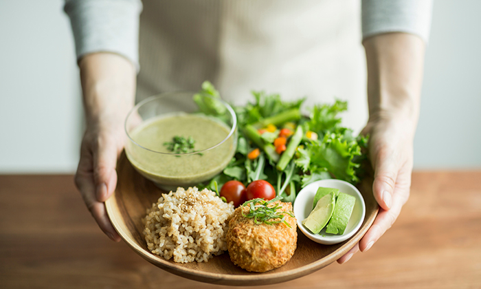 อาหารชีวจิต ประโยชน์และข้อควรระวังในการบริโภค