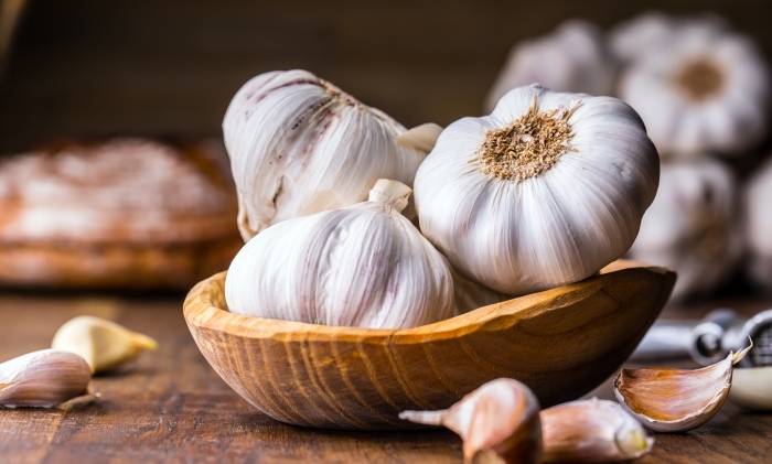 กินกระเทียมสด มีประโยชน์และข้อควรระวังอย่างไร