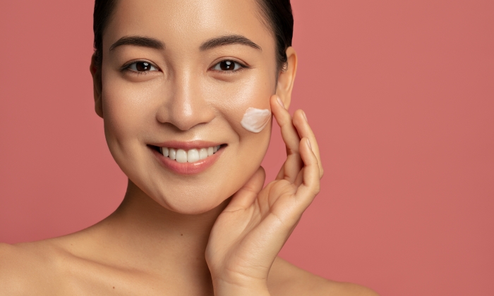 ครีมทาฝ้า ประกอบด้วยตัวยาอะไร และควรทาครีมตอนไหน
