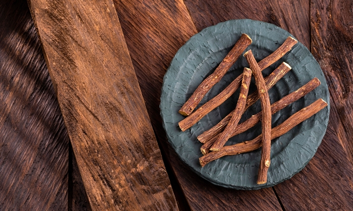 ชะเอมเทศ ประโยชน์ต่อสุขภาพ และข้อควรระวังในการบริโภค