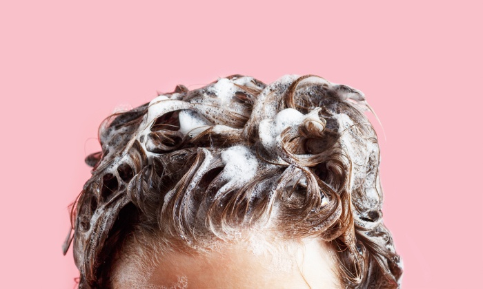 แชมพูลดผมร่วง มีส่วนผสมอะไรบ้าง ควรเลือกอย่างไร