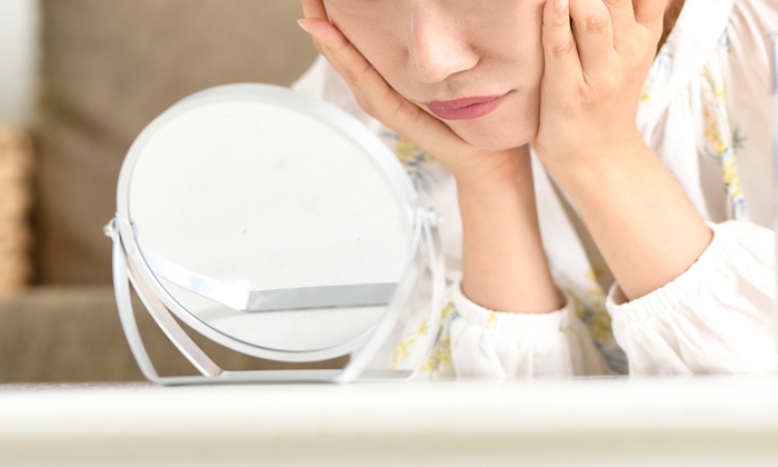 สิวขึ้นกรอบหน้า เกิดจากอะไร มีวิธีรักษาและป้องกันอย่างไร