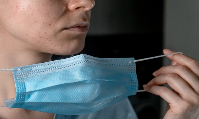 ใส่แมสแล้วสิวขึ้น เกิดจากอะไร รักษาได้อย่างไร