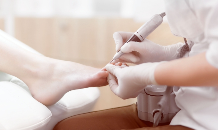 Debridement คือ อะไร ช่วยในการรักษาบาดแผลอย่างไร