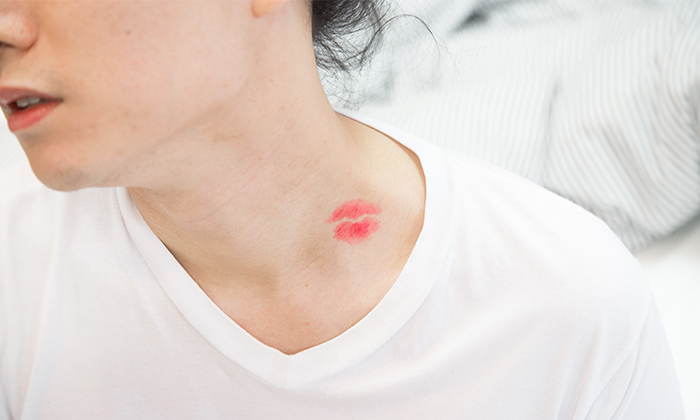 ดูดคอ ช่วยเร้าอารมณ์ทางเพศได้อย่างไร และวิธีปกปิดรอย