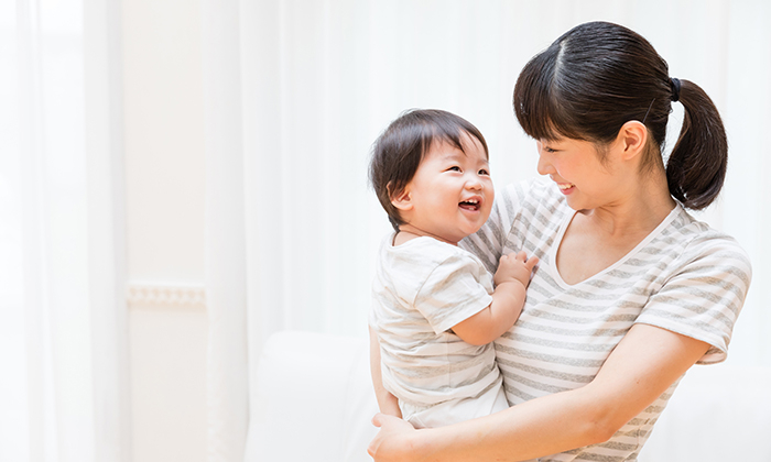 6 ท่า อุ้ม เด็ก ที่เหมาะสมกับคุณแม่และลูก