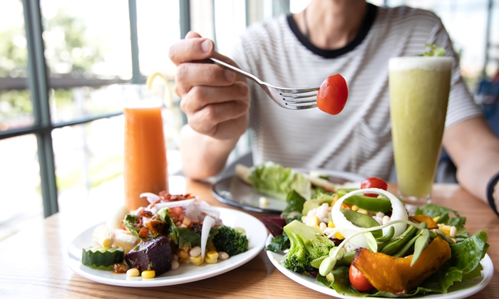 อาหารลดความดัน มีอะไรบ้าง และควรหลีกเลี่ยงอาหารแบบไหน