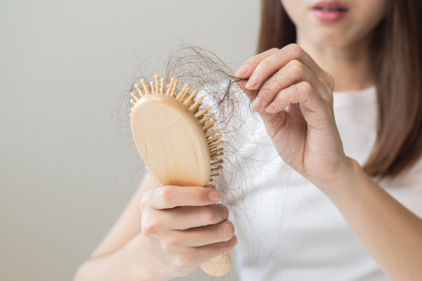 ‘ผมร่วง’ อาการไม่อันตราย แต่เสี่ยงทำสุขภาพจิตพัง!