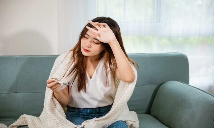 เป็นประจําเดือน ปวดหัว เกิดจากอะไร ดูแลตัวเองยังไง