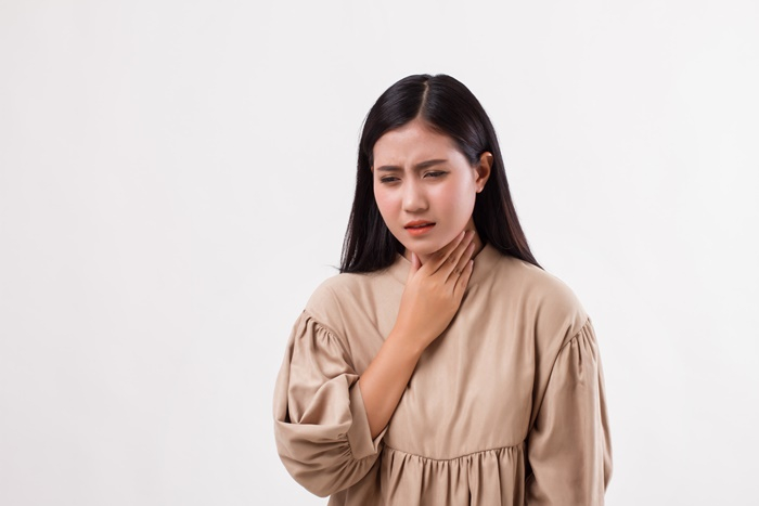 ยาแก้เจ็บคอ ควรใช้เมื่อไหร่ดี มีข้อควรระวังอย่างไร