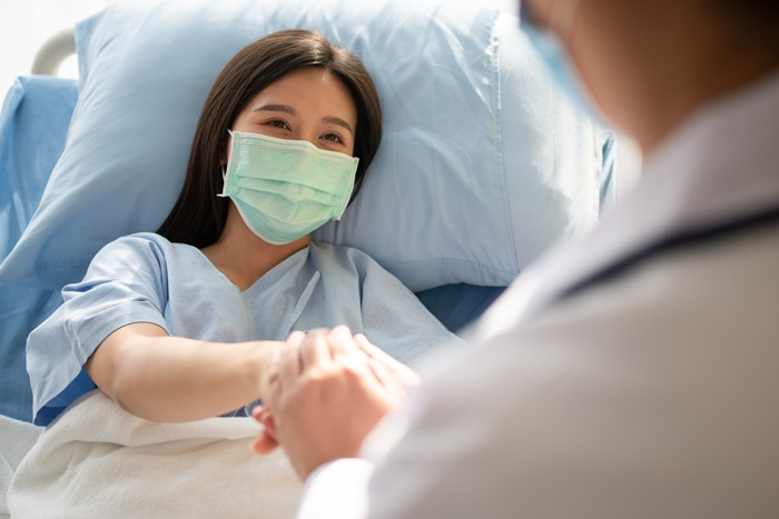 ติดโควิด ทํายังไง ต้องไปโรงพยาบาลหรือไม่ กักตัวกี่วัน