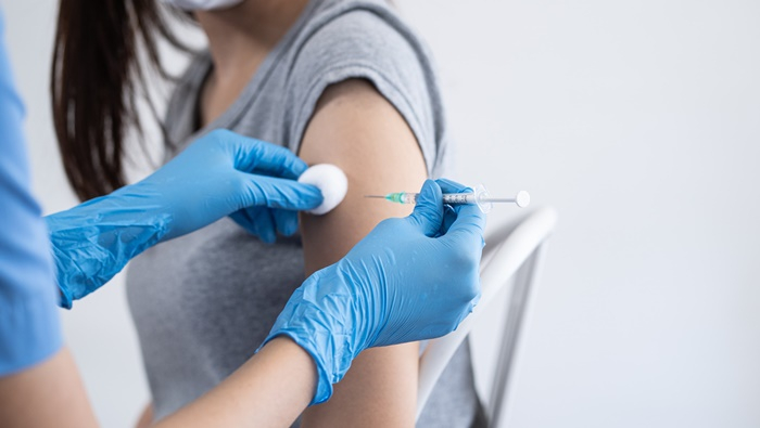 เช็ก! ตารางวัคซีน ตามช่วงอายุ อายุเท่าไหร่ควรฉีดวัคซีนอะไร?