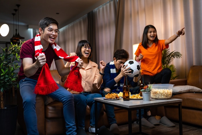 การดูบอล โดยเฉพาะช่วง บอลวันนี้, ฟุตบอลโลก หรือ World Cup 2026 เป็นความสุขของแฟนกีฬา แต่ถ้า ดูบอลดึก บ่อยจนอดนอน กินดึก ดื่มแอลกอฮอล์ และลุ้นหนักเกินไป อาจกระทบสุขภาพได้ตั้งแต่นอนน้อย กรดไหลย้อน น้ำหนักขึ้น ความดันสูง ไปจนถึงหัวใจทำงานหนัก ทางที่ดีคือดูบอลอย่างมีแผน เลือกแมตช์ที่อยากดูจริง ๆ ดูแลอาหารและเครื่องดื่ม พักสายตา ขยับร่างกาย และให้ความสำคัญกับการนอน เพราะการเชียร์บอลจะสนุกที่สุดเมื่อร่างกายยังแข็งแรงพอให้เชียร์ได้ยาว ๆ